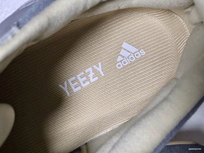 FV9922 700 Boost 'Magnet' v2 Adidas Yeezy 0811